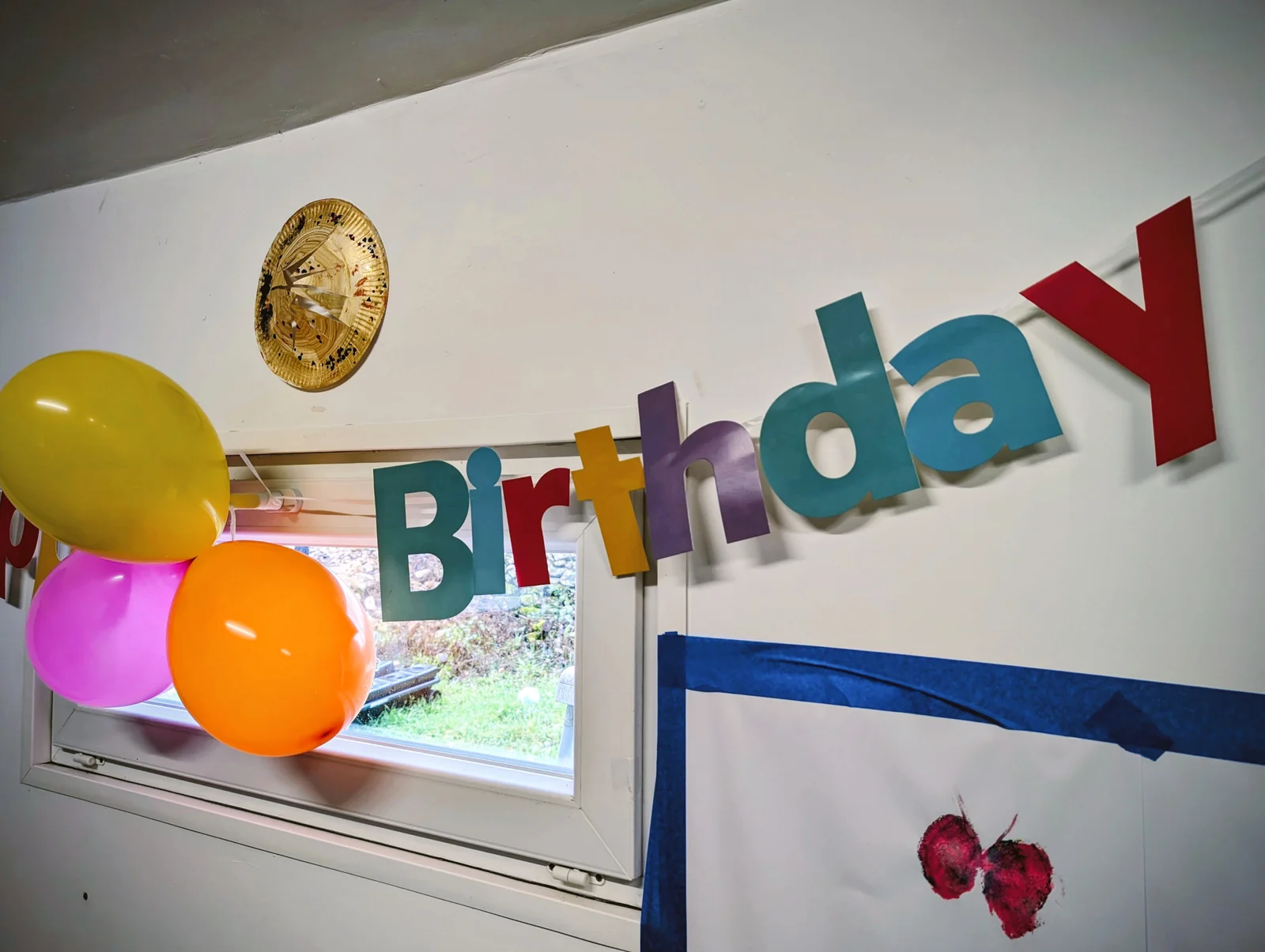 Décor d'atelier anniversaire : lettres Birthday et ballons colorés