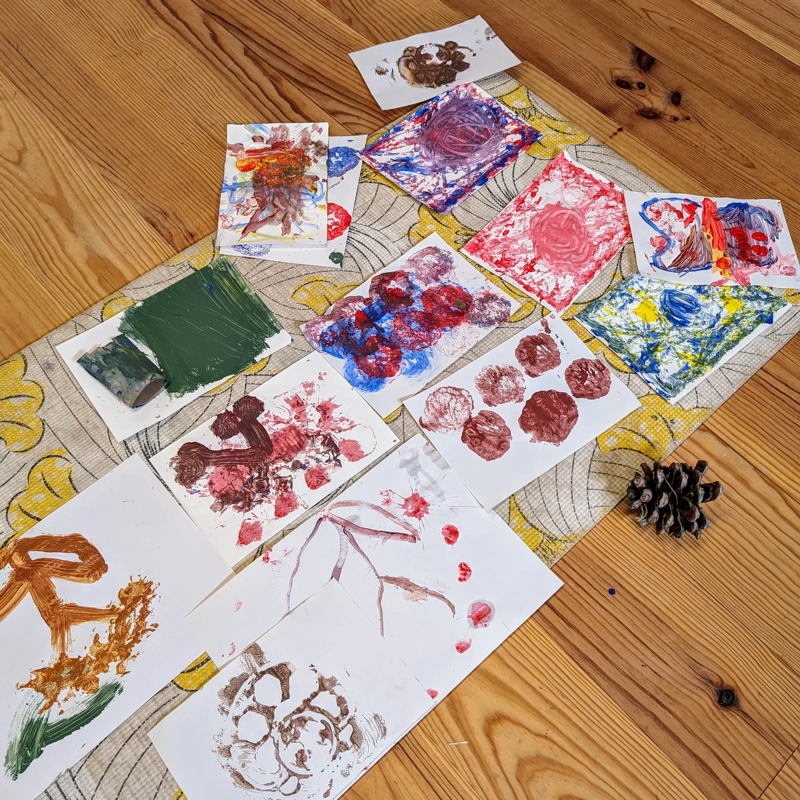 Petites créations peintes des enfants exposées sur un torchon