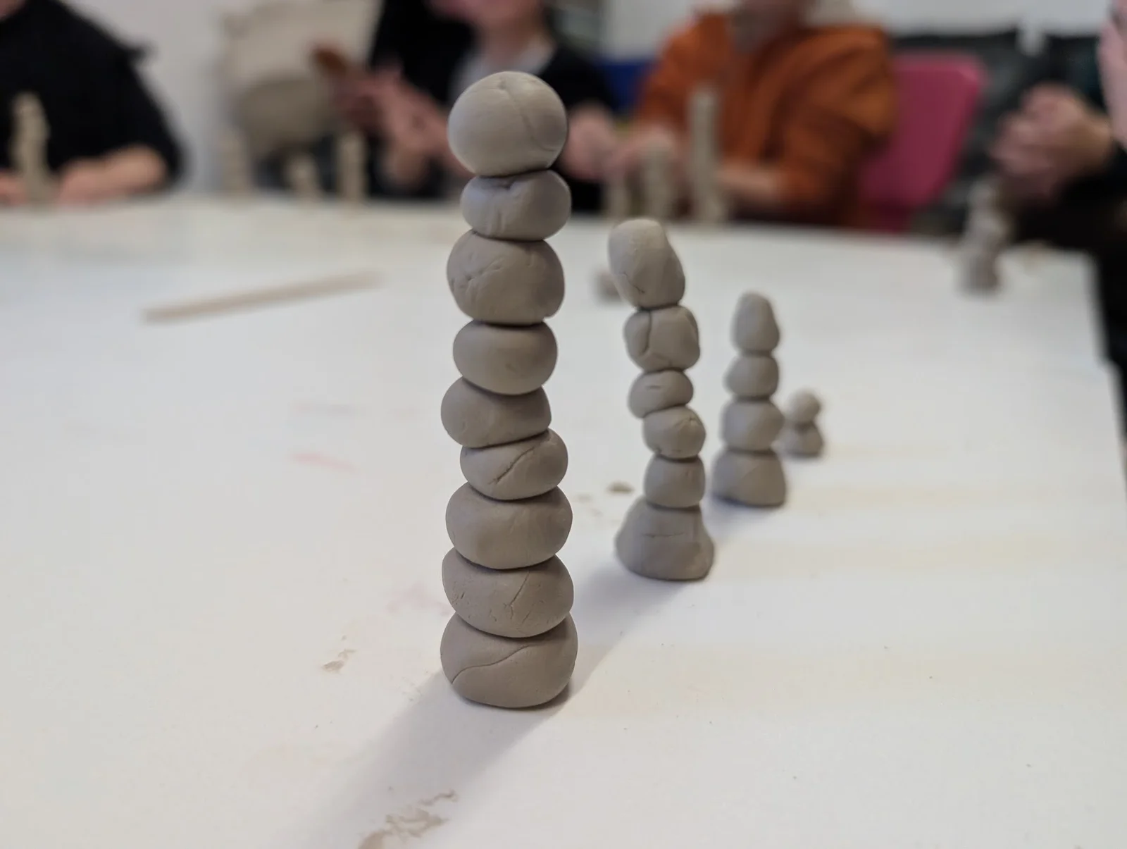 Sculptures en argile : petites colonnes empilées par les enfants